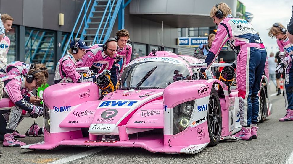 Roze racewagen op waterstof pronkt op Batibouw