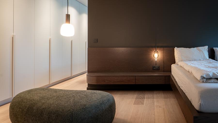 Courbes élégantes et finitions en placage